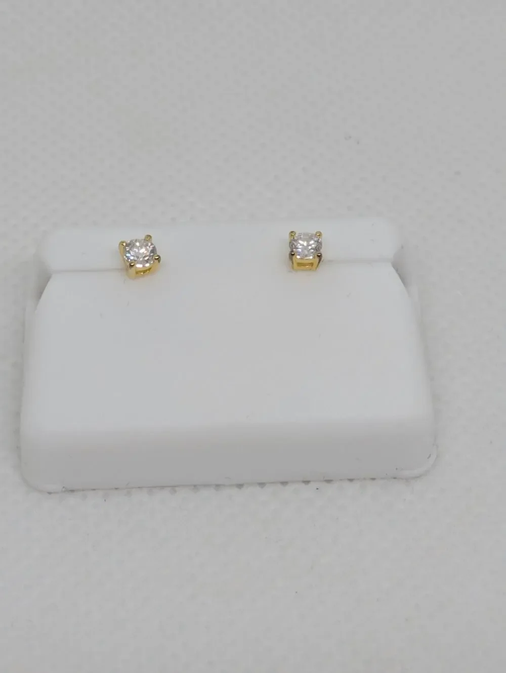 Brand new with tag unisex 0.25ctw Moissanite pushback stud earrings.